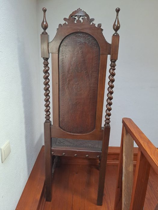 Cadeiras antigas em madeira e couro