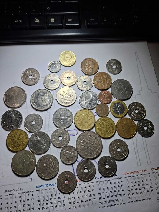 Lote de 126 moedas de diversos países, anos e valores