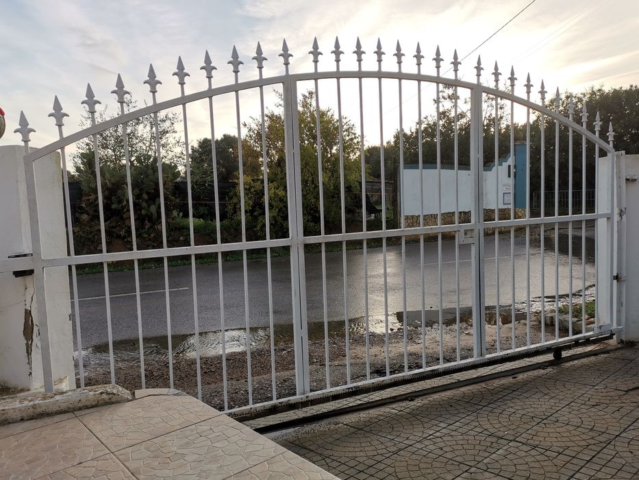 Portão grande em ferro de entrada