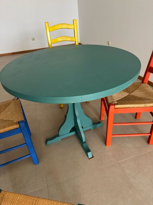 Mesa + 4 Cadeiras Coloridas – A alegria entrou na sala!