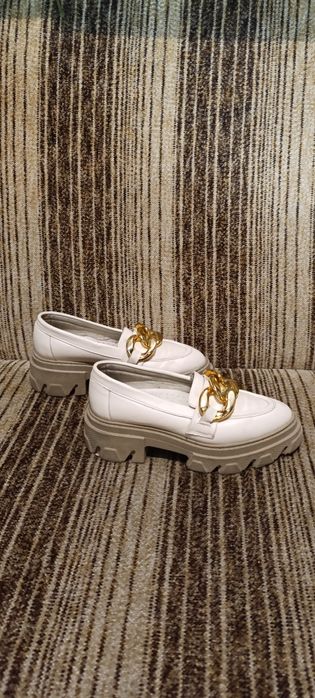 Sprzedam buty firmy carinii