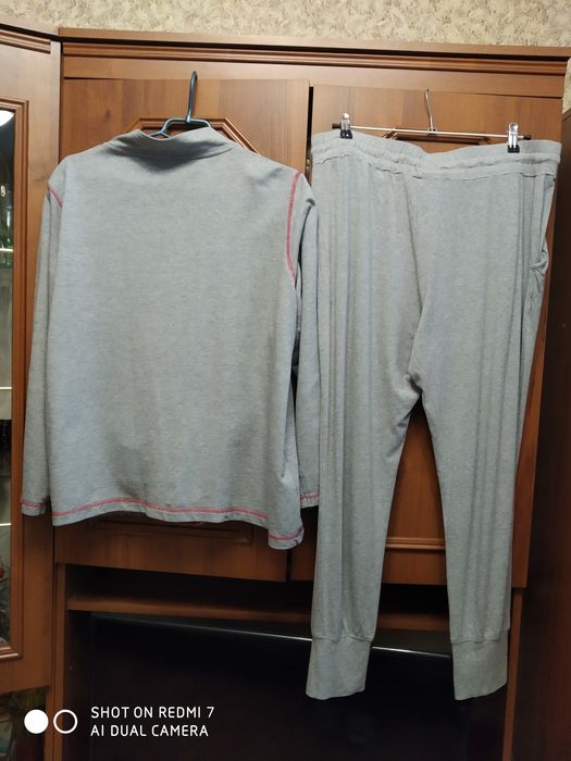 Спортивный костюм на весну,лето 50-52 размер и джинсы женские 50 р-р.