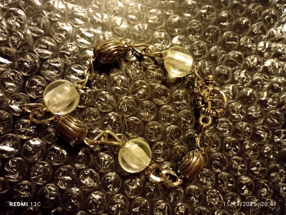Pulseira com contas transparentes