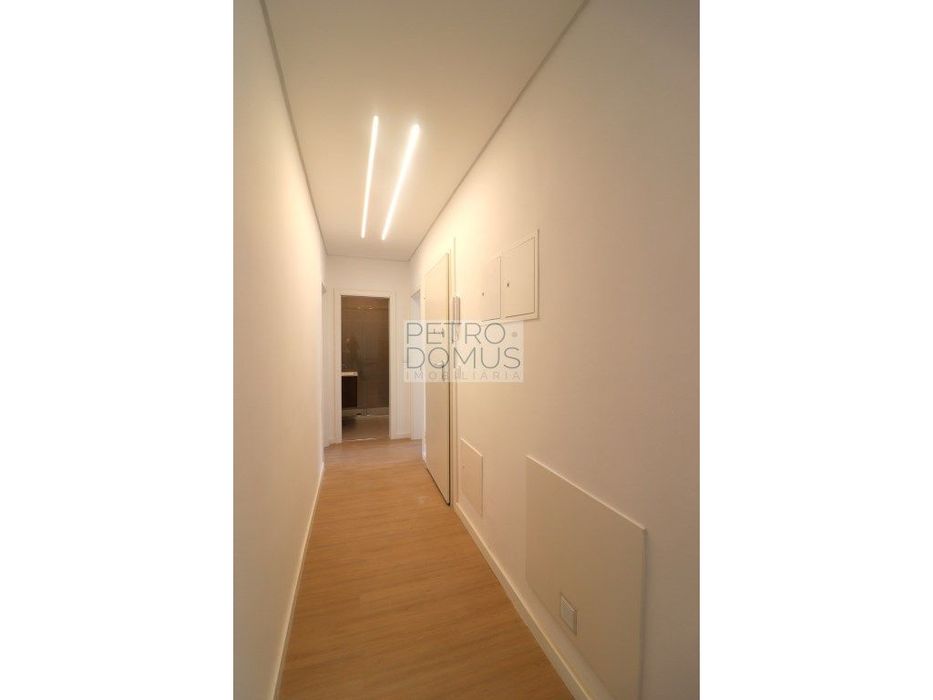 T3 Com 3 Wc Em Prédio Totalmente Remodelado - Almada