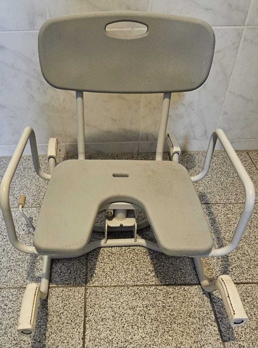 Cadeira Giratória para Banheira com Apoios de Braços – Excelente Estado