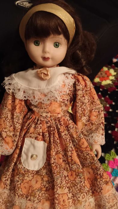 Boneca de porcelana de cabelo castanho