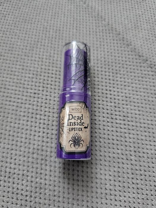 Wibo Dead Inside błyszcząca pomadka w sztyfcie 01 Voodoo Doll 4,5 g