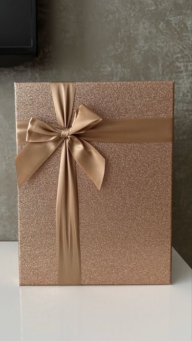 Подарукнова коробка велика