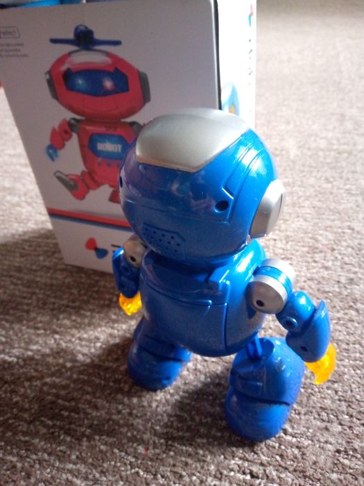 Робот, на батарейках продам