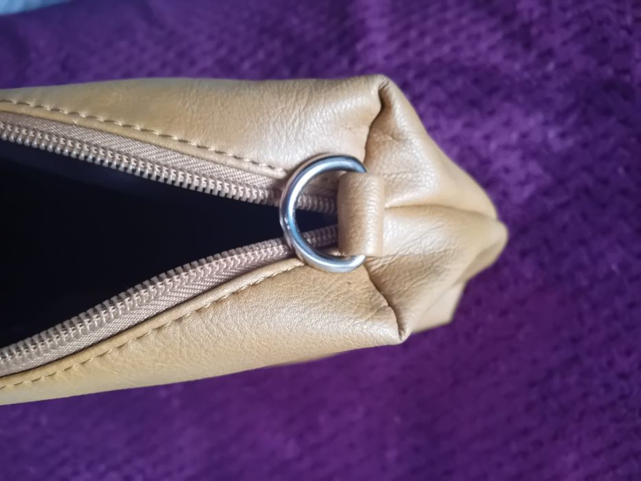 mala ou bolsa de mão em pele (couro) de cor castanho claro ou bege da Parfois