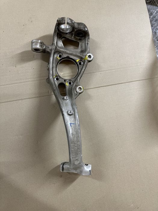 Поворотний кулак audi q5 ,цапфа audi q5,80a407559,80a407560