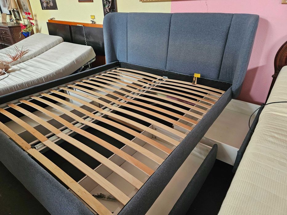 Grande cama com 4 gavetas - Muito bom estado geral à excepção do interior das gavetas