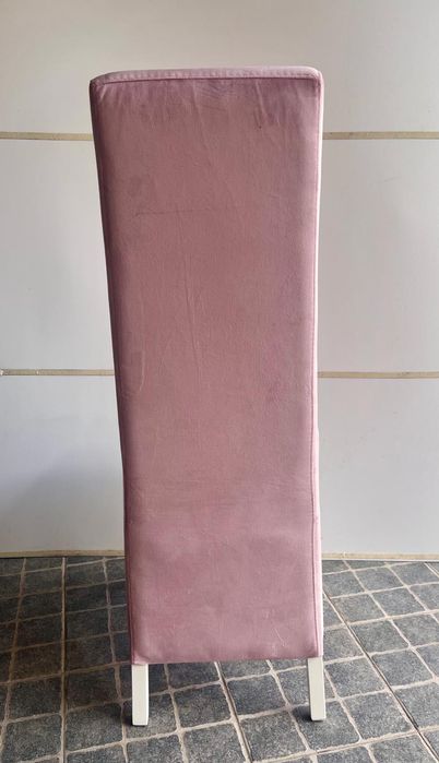 Cadeira em veludo cor de rosa