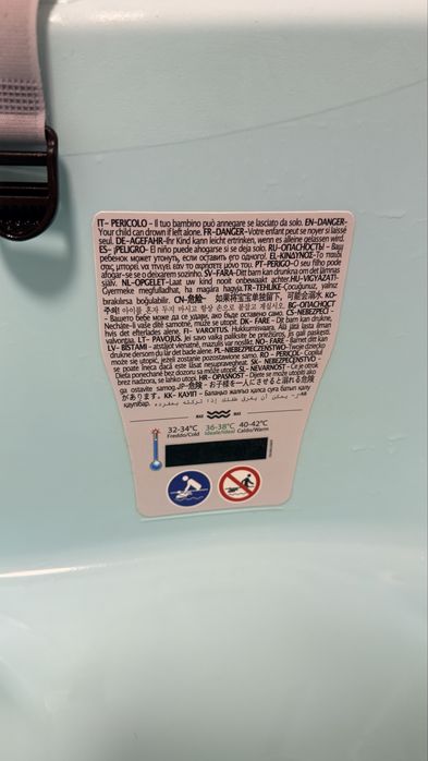 Продам ванночку з термометром. З народження.