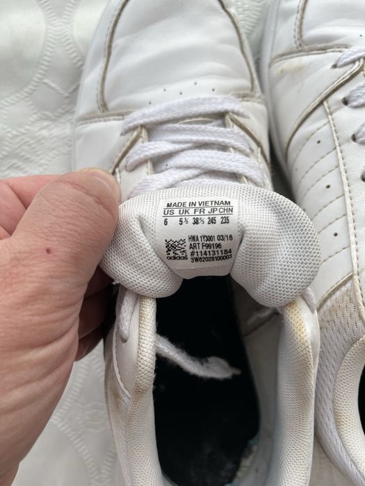 Кросівки adidas.