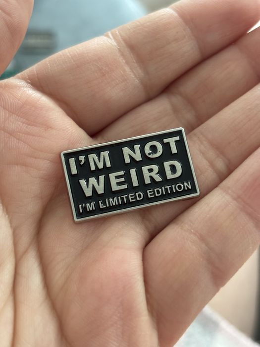 Nie jestem dziwny limited edition pin przypinka broszka czarna srebrna