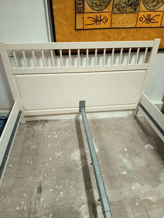 Cama de casal branca da Ekea