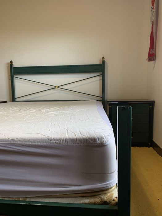 Cama de casal em ferro + colchão + 2 mesas de cabeceira 180x135