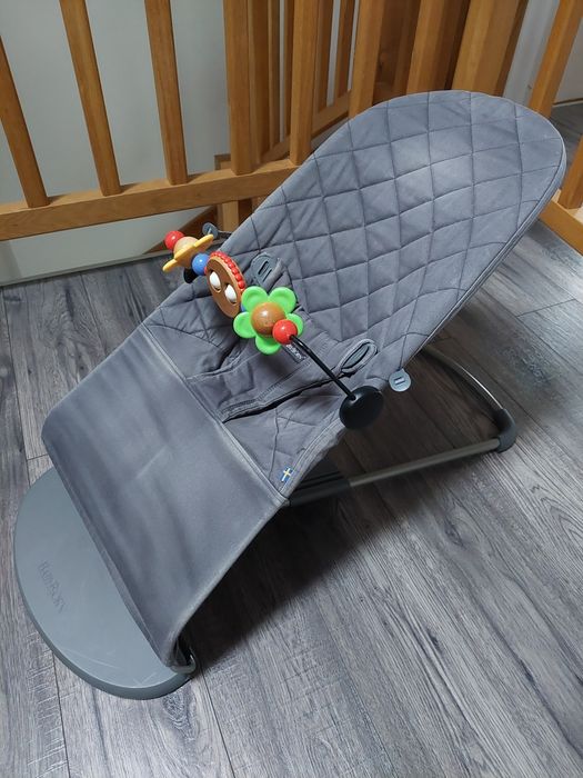 Leżaczek BABYBJORN z zabawką