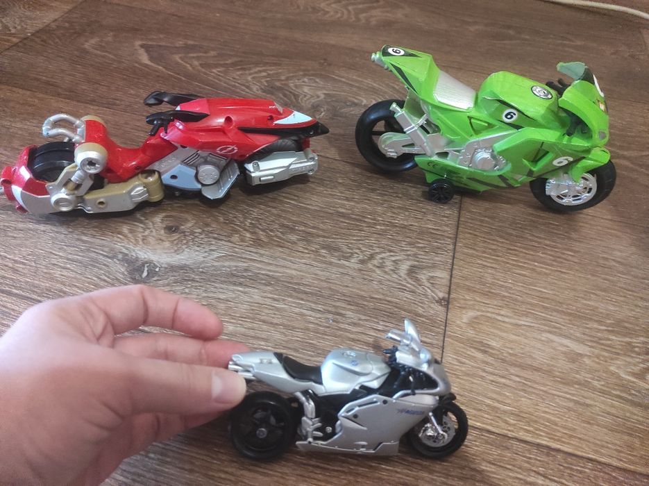 Мотоцикл Bandai могучие ренджеры Helio Cycle 2006 MV Agusta 1:18