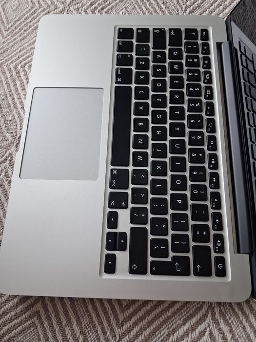 Mackbook pro A 1502  i5 z 8 gb ram ssd 512