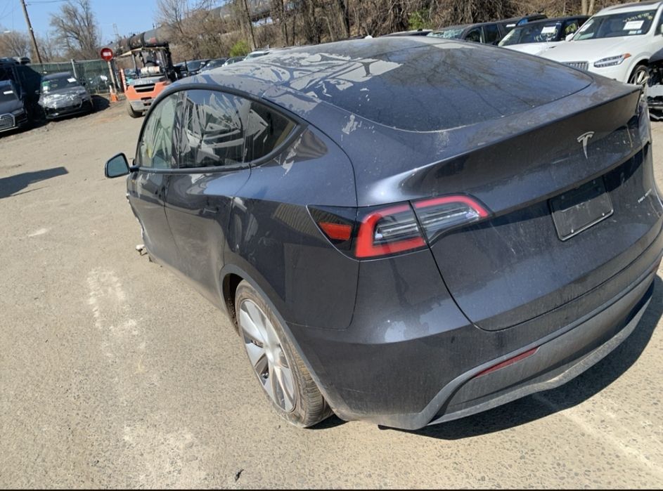 Продам Tesla Y .