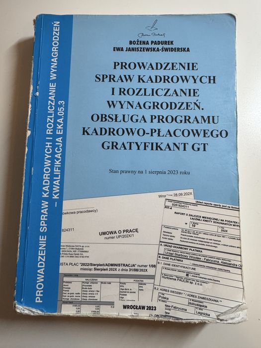 Prowadzenie spraw kadrowych i rozliczanie wynagrodzeń.