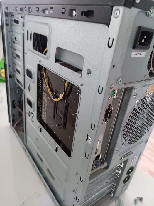 Torre de PC com motherboard