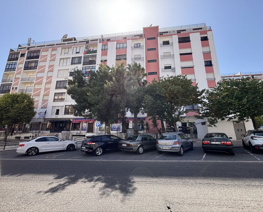 “T3 117m² | Garagem 2 carros | 5.º andar c/elevador | Casal de Cambra”