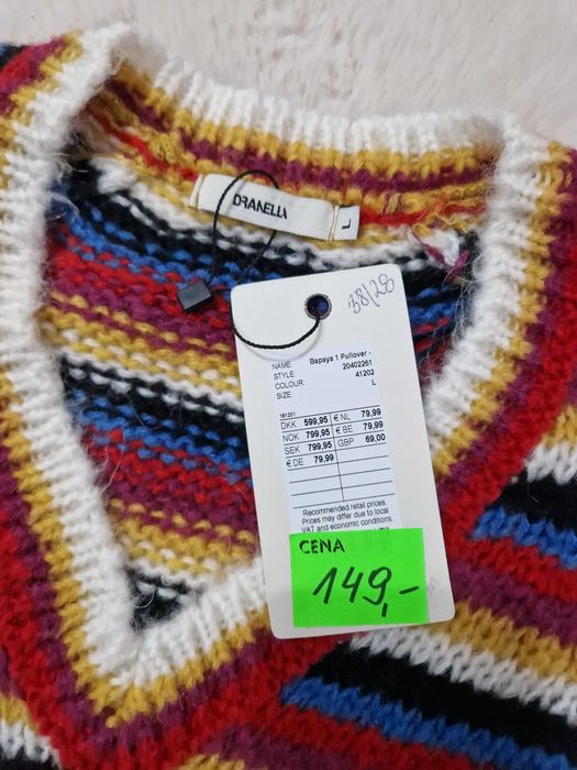 Kolorowy sweter marki Dranella