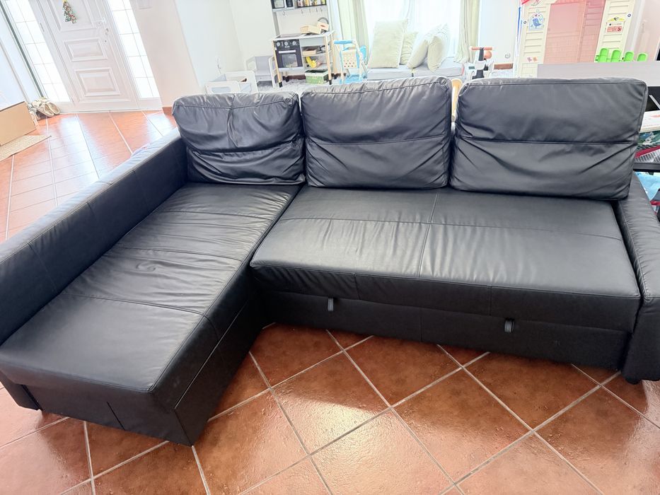 Sofá-cama IKEA FRIHETEN - Couro Sintético Preto (Com Arrumação)