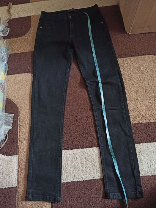 Продам плотні джинси на хлопчика чорні.  Розмір 27.