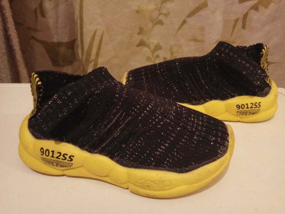 Ботиночки на девочку утепленные K. K. Bear р. 30 и слипоны  р. 27