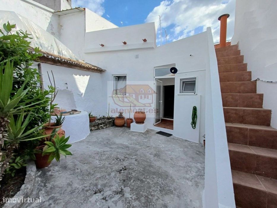 Moradia térrea com pátio e terraço