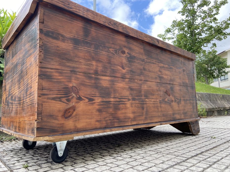 Arca de madeira com duas rodas