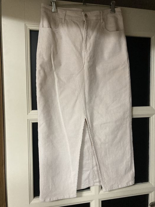 Довга вельветова спідниця.