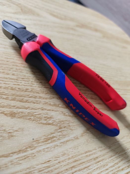 Szczypce boczne KNIPEX