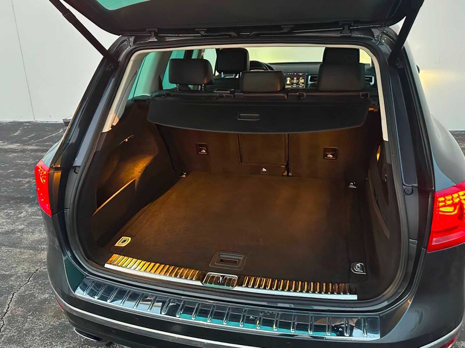 Volkswagen Touareg Lux      2015