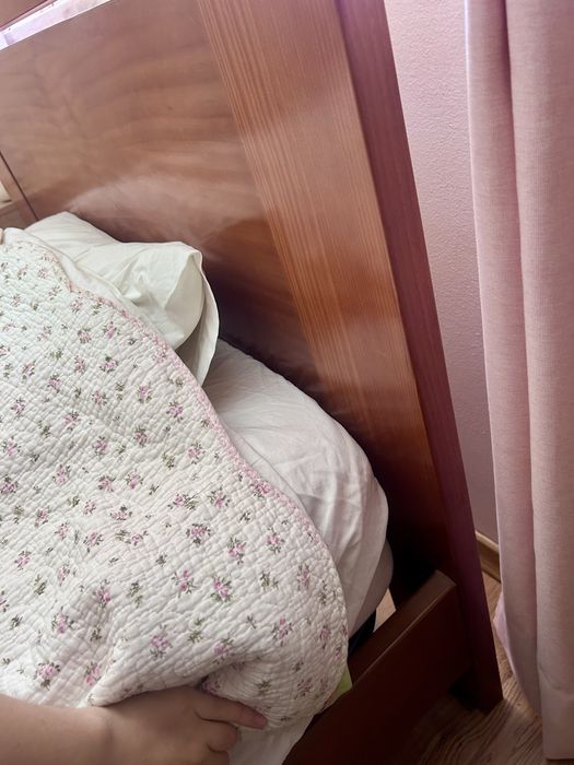 Cama corpo e meio de madeira com colchão