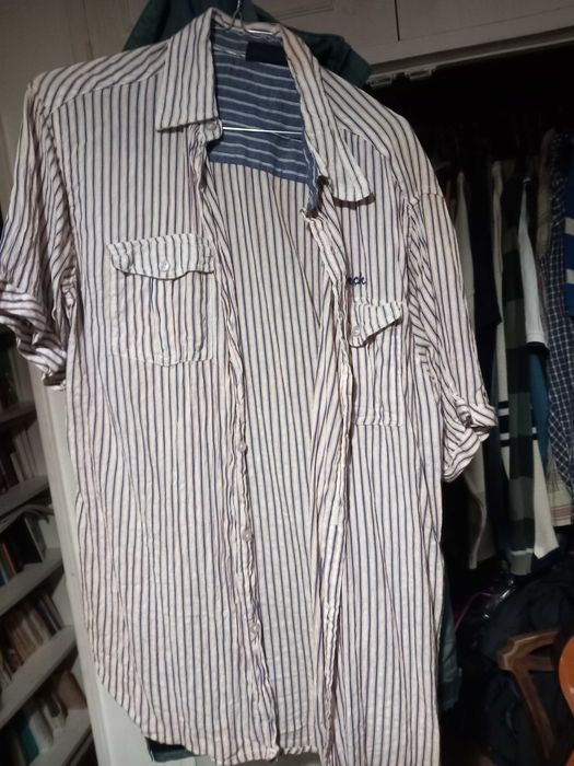 Camisa branca às riscas azuis e vermelhas