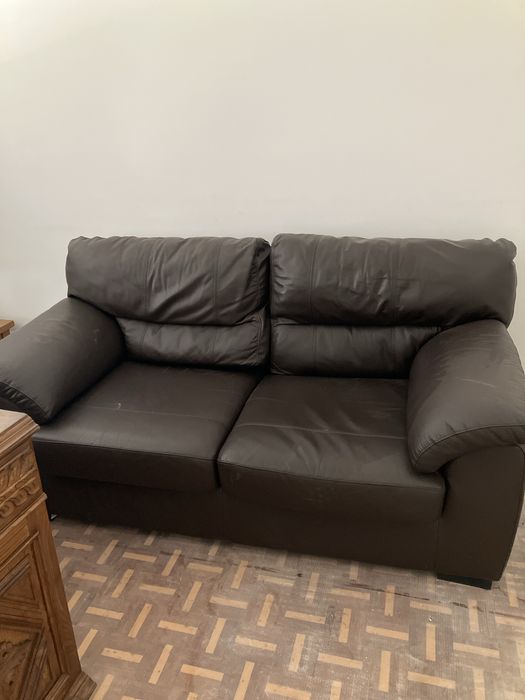 Sofas em pele castanhos