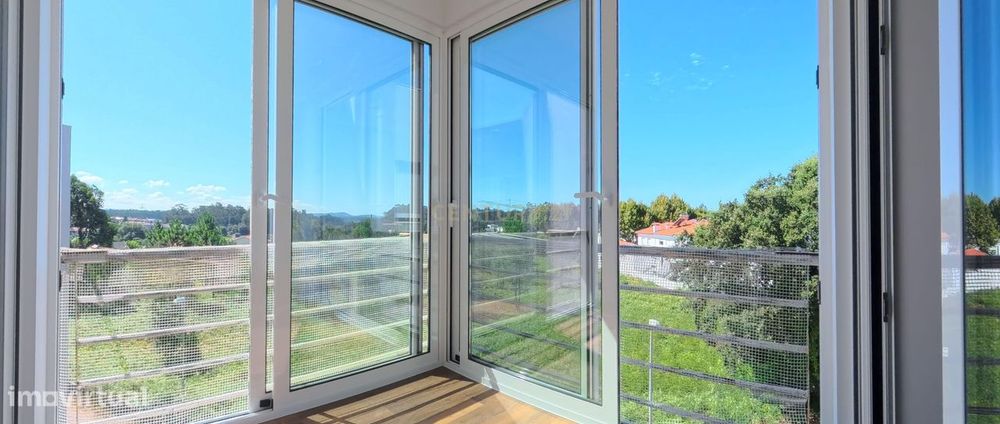 T2 Renovado com Garagem Fechada e 2 Varandas — Palmeira de Faro, Espos