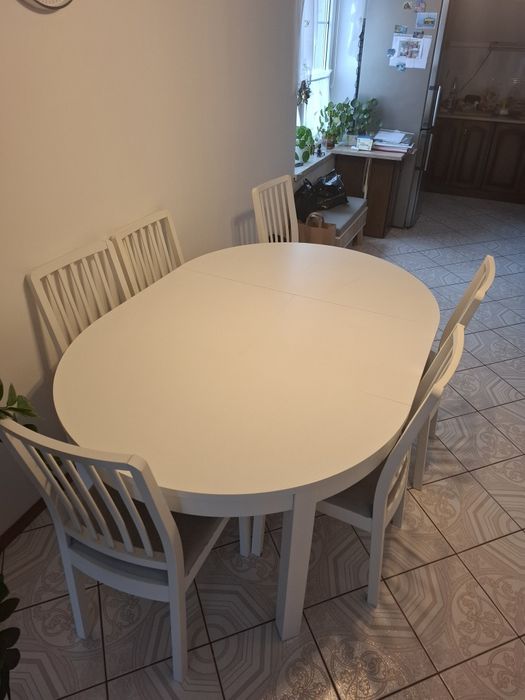Stół rozkładany  z sześcioma krzesłami.