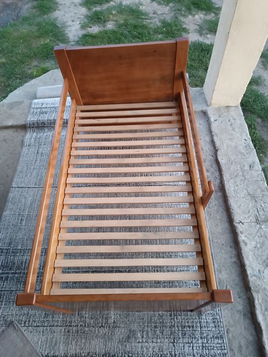 Продам дерев'яне ліжко з матрасом.