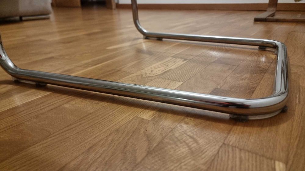 Cadeira em acrílico e metal lacado.