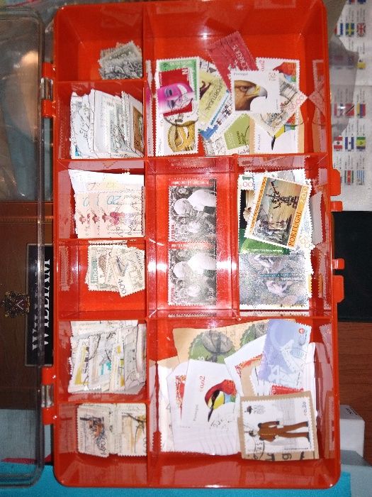 Selos, isqueiros, porta chaves, relógios, galhardetes e livros faturas