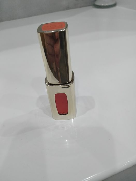 Piękna płynna pomadka w czerwono koralowym odcieniu
