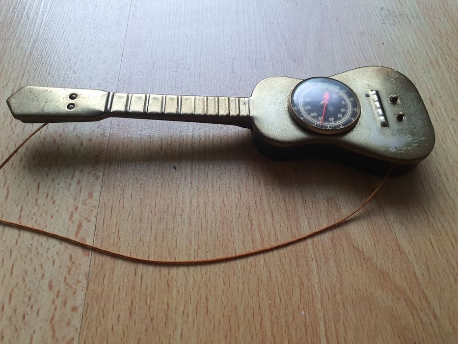 Miniatura gitary z termometrem z miedzi i plastiku.