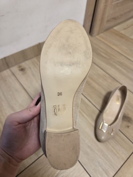 Eleganckie beżowe czółenka CORSO na stabilnym słupku
