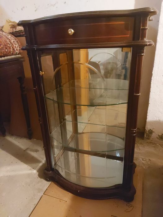 Cristaleira com fundo espelhado